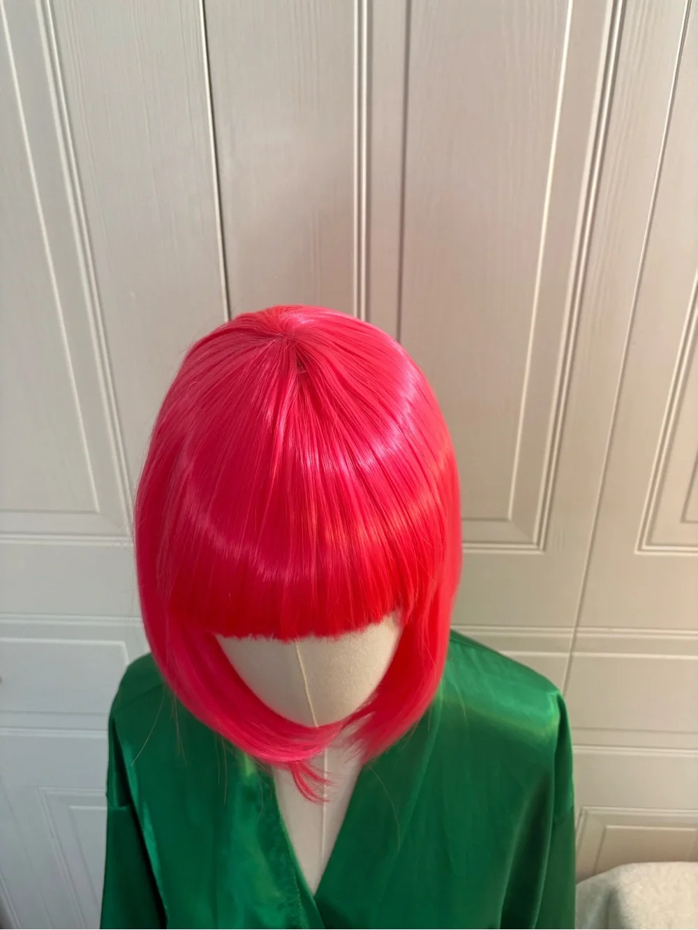 Women’s Short Straight Hot Pink Bob w/ Bangs Synthetic NWOT